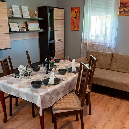 Napraforgo Vendeghaz 3* Demjén